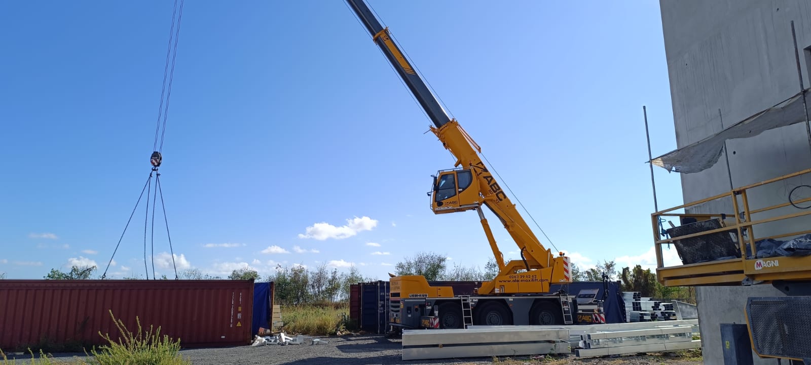 Chantier charpente métallique La Réunion — grue et structure acier