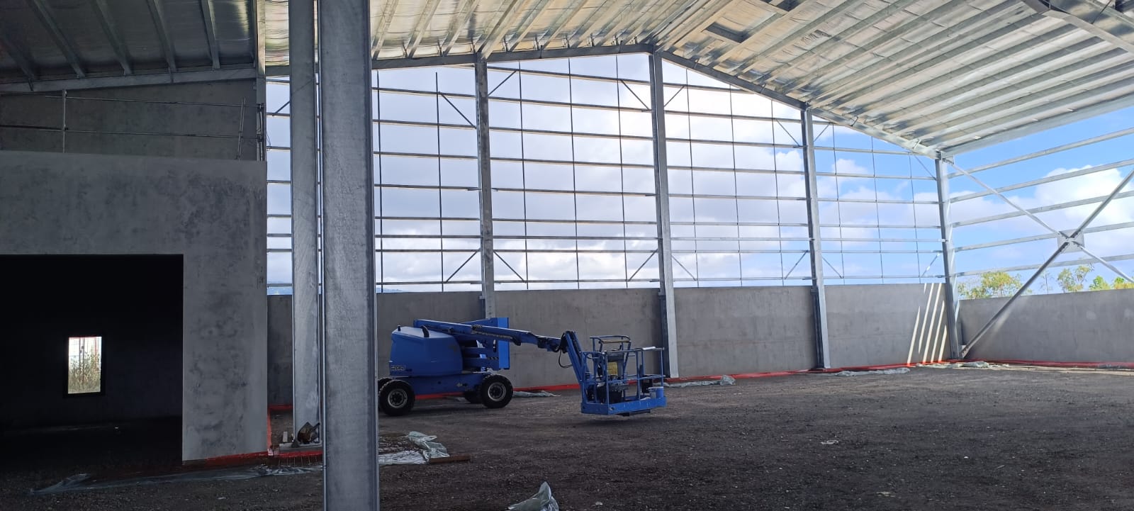 Hangar industriel — Bâtiment · Le Port — métallerie charpente Réunion